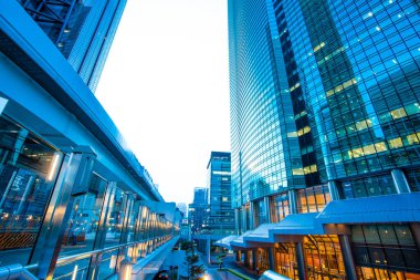 Tokyo, Japonya. Akşamları metro istasyonu olan şehir manzarası 