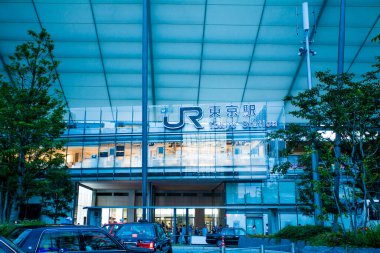Chuo Ward, Tokyo 'da. Alacakaranlıkta Tokyo İstasyonu 'ndan Yaesu çıkışı. İstasyonla bütünleşen binaların adı Gran Tokyo
