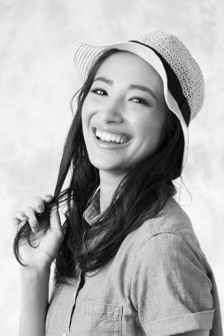 Şapkalı genç Asyalı kadın portresi