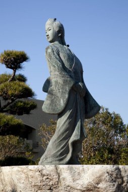 Japon parkındaki güzel bir kadının heykeli.