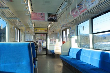 Boş metro vagonunun iç görünümü 