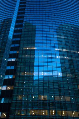 Alacakaranlıktaki yüksek binalar - Shinjuku, Tokyo, Japonya Tokyo istasyonu