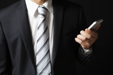 Akıllı telefon kullanan işadamının kesilmiş fotoğrafı