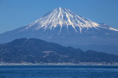 Fuji dağı ve gölü karla kaplı, Japonya