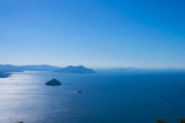 Güzel dağ ve mavi deniz manzarası