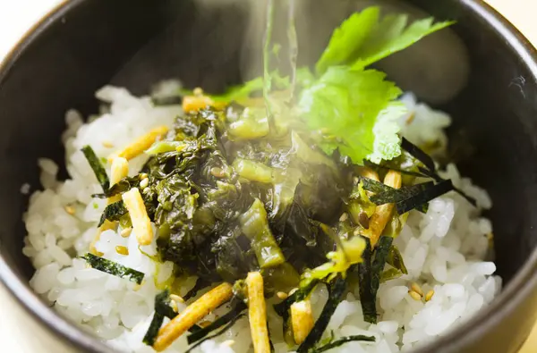 Kase Içinde Chuka Salatası Olan Taze Pişmiş Beyaz Pirinç — Stok fotoğraf