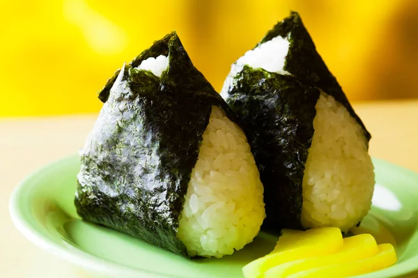 Onigiri Japanisches Essen Japanische Reisbällchen Geformtes Reisdreieck Auf Teller — Stockfoto