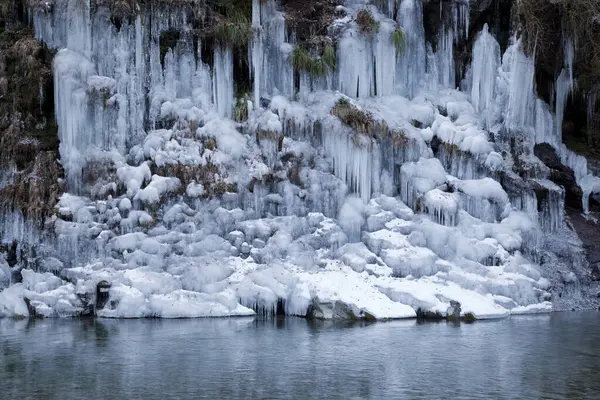 Bela Cachoeira Nas Montanhas Inverno — Fotografia de Stock