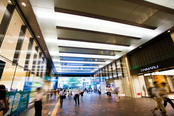 Chuo Ward, Tokyo 'da. Tokyo İstasyonu 'nun Yaesu çıkışındaki insanlar. İstasyonla bütünleşen binaların adı Gran Tokyo