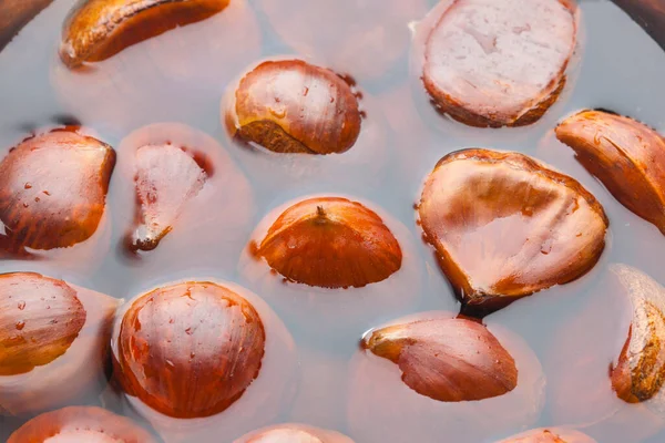 Kestaneler tavada kaynatılır.