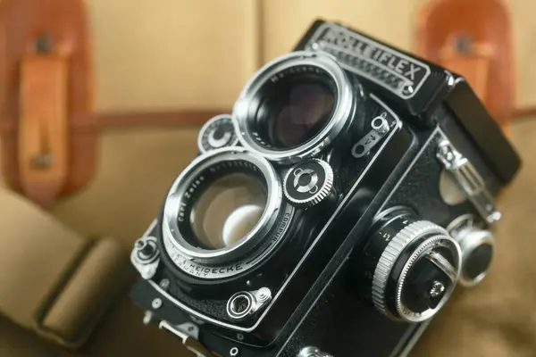Oude Dubbele Lens Reflex Camera Rolleiflex Voor Bruin Lederen Handtas — Stockfoto