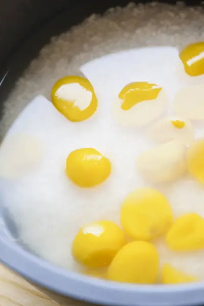 Kochen Von Gekochten Eiern Der Pfanne — Stockfoto