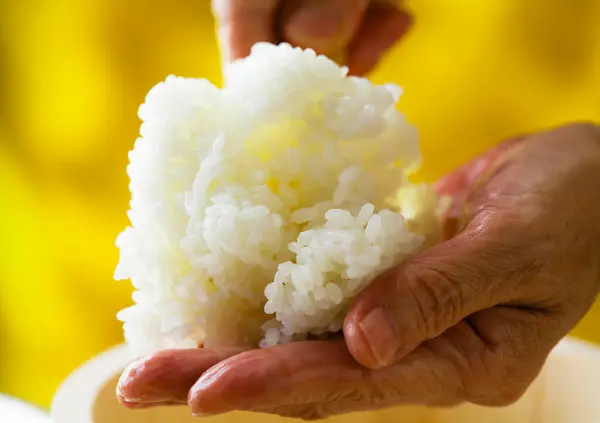 Handen Het Bereiden Van Kleverige Rijst Chinese Keuken — Stockfoto