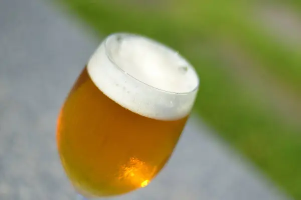 Glas Bier Onscherpe Achtergrond — Stockfoto