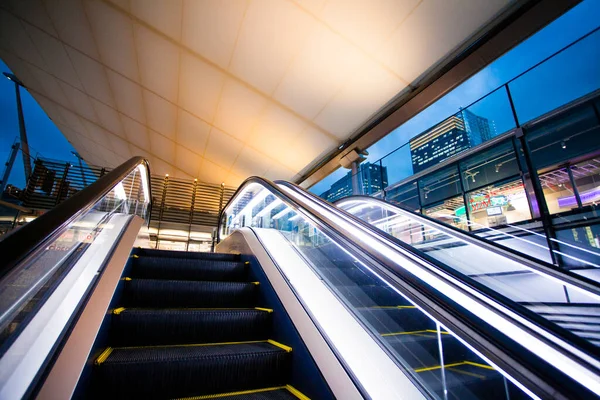 Chuo Ward Tóquio Escada Rolante Yaesu Pela Estação Tóquio Edifícios — Fotografia de Stock
