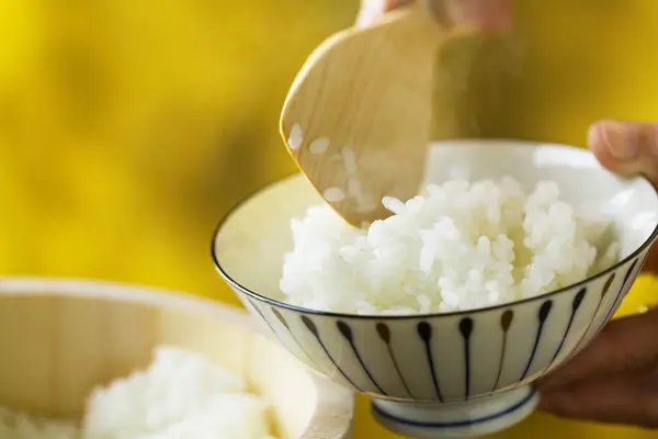 Handen Houdt Gekookte Rijst Kom Met Lepel — Stockfoto