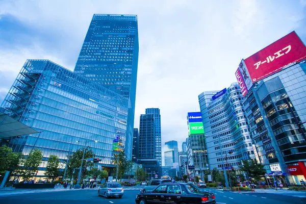 주오구 도쿄역 야에스 출구는 황혼입니다 통합된 건물은 도쿄라고 합니다 — 스톡 사진