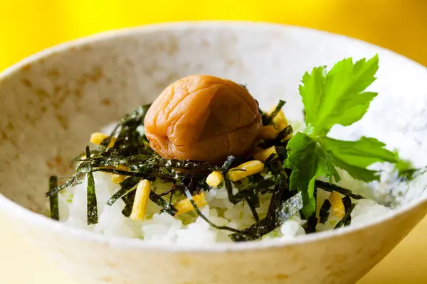 Vers Gekookte Witte Rijst Met Chuka Salade Een Kom — Stockfoto