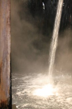 Şelale Hamamı, akan su manzarasını kapat.