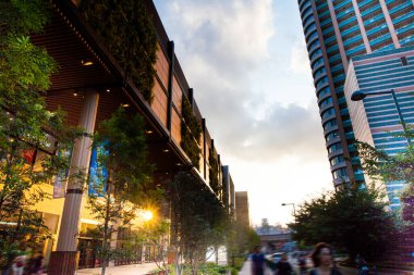 Modern şehirdeki gökdelenler bulutlu gökyüzü üzerinde  