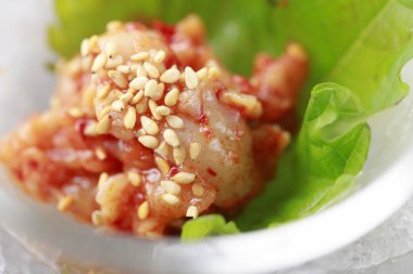 Tabağında sos olan deniz ürünleri. 