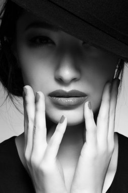 Şapkalı genç Asyalı güzel kız.