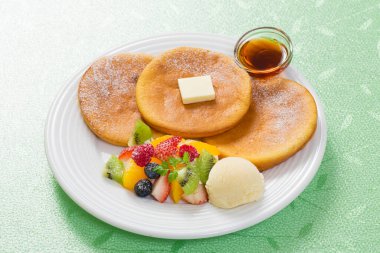 Beyaz tabakta dondurmalı krep manzarası.