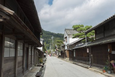 Village Caddesi 'ndeki Japon evlerinin dışında. 