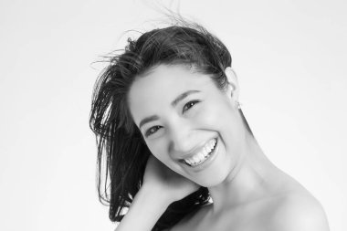 Güzel, gülümseyen, uzun siyah saçlı Asyalı kadın.