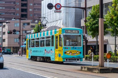 Şehir merkezinde demiryolu üzerinden geçen bir tramvay. 