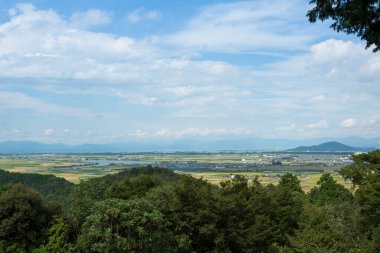 Yeşil dağlardaki kasabanın havadan görünüşü 