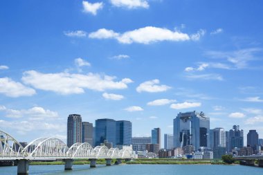 Gündüz vakti modern köprünün havadan görünüşü