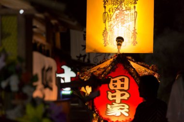 Aydınlatılmış geleneksel Japon feneri gece festivali sırasında parlıyordu.
