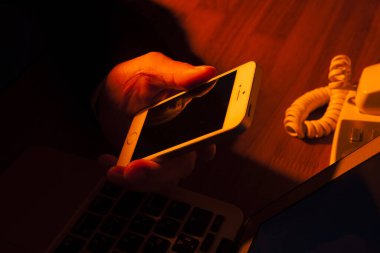 İş yerinde akıllı telefon kullanan adamın görüntüsünü kapat