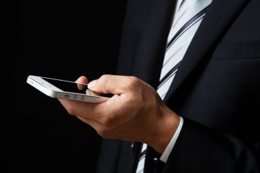 Akıllı telefon kullanan işadamının kesilmiş fotoğrafı