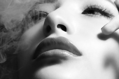 Genç Asyalı kız portresi. Gözleri kapalı.