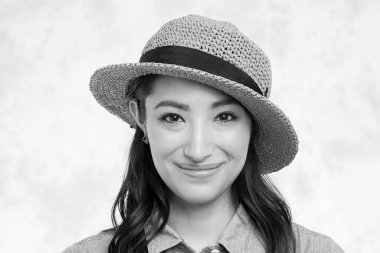 Genç Asyalı kadın şapka ile