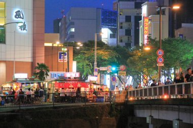 Tokyo, Japonya 'da insanlar işlek şehir caddesinde yürüyor