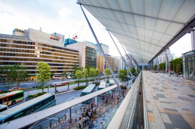 Chuo Ward, Tokyo 'da. Tokyo İstasyonu 'nun Yaesu çıkışındaki insanlar. İstasyonla bütünleşen binaların adı Gran Tokyo