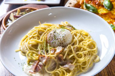 makarna carbonara yumurta ile