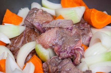 Sebzeli sığır güveci pişirmek