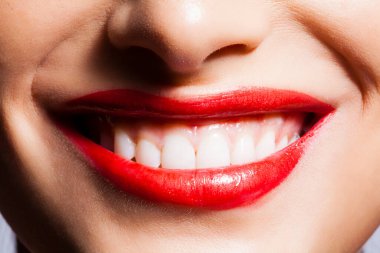 Stüdyoda şık makyajlı güzel Asyalı bir kadının yakın plan fotoğrafı.