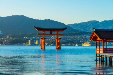 Itsukushima Tapınağı 'nın Hiroshima' daki Miyajima 'daki gövde kapısı.