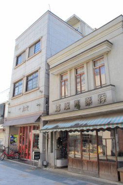 Dışarıda bisikletleri olan klasik mağazalar.