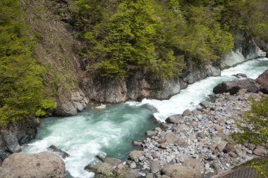Dağlardaki kayalık bir nehirde şelale..