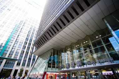 Chuo Ward, Tokyo 'da. Tokyo İstasyonu 'nun Yaesu çıkışındaki insanlar. İstasyonla bütünleşen binaların adı Gran Tokyo