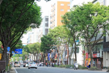 Yapılandırılmış mimarinin altındaki şehir arabalarının görüntüsü