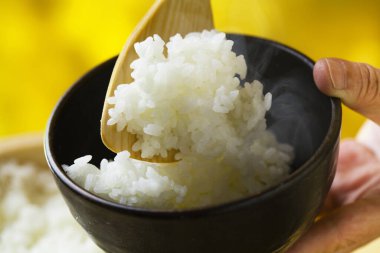 Kâsede taze pişmiş beyaz pirinç.