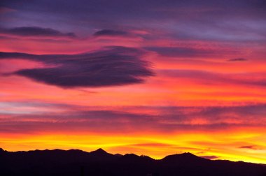 Güzel günbatımı gökyüzü Dağların üzerinde bulutlarla        