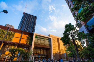 Modern şehirde alçak açılı gökdelenler